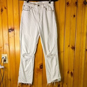 Abercrombie & Fitch Ultra High Rise Ankle Straight Distressed Jeans

Trendy.